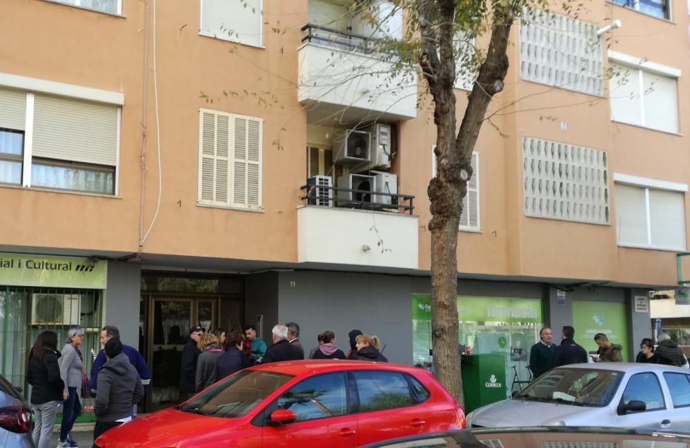 La Policía Científica de la Policía Nacional, los Bombers de Palma y los técnicos de Cort han inspeccionado el ático devastado en el Coll den Rabassa