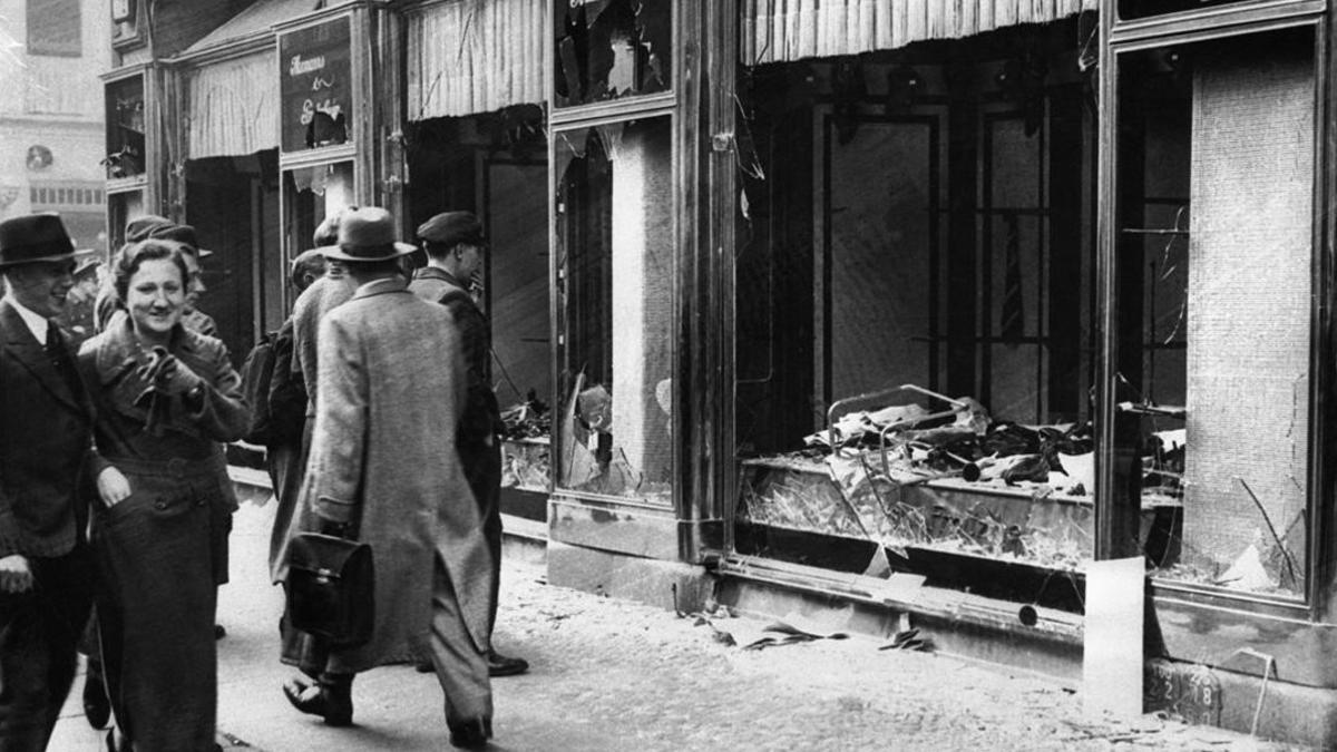 Tienda judía, destrozada durante la Noche de los cristales rotos, en Berlín, en noviembre de 1938.