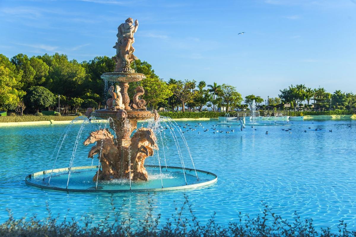 Parque de la Batería, uno de los más bonitos de Málaga, con fuentes, torreones, juegos y su propia casa del 'Ratoncito Pérez'