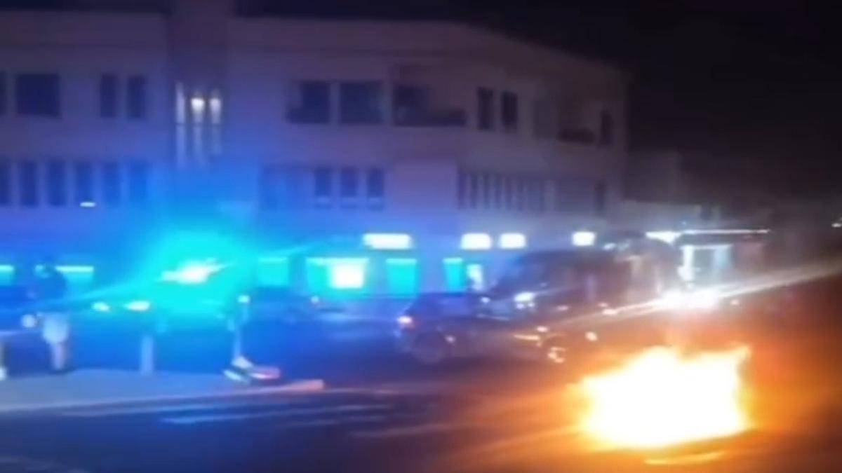 Una moto arde tras chocar con un coche en Puerto del Rosario