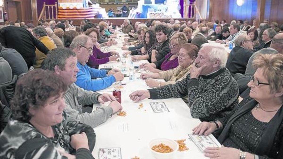 Un público familiar en una quina celebrada en Garrigàs el pasado día 20.