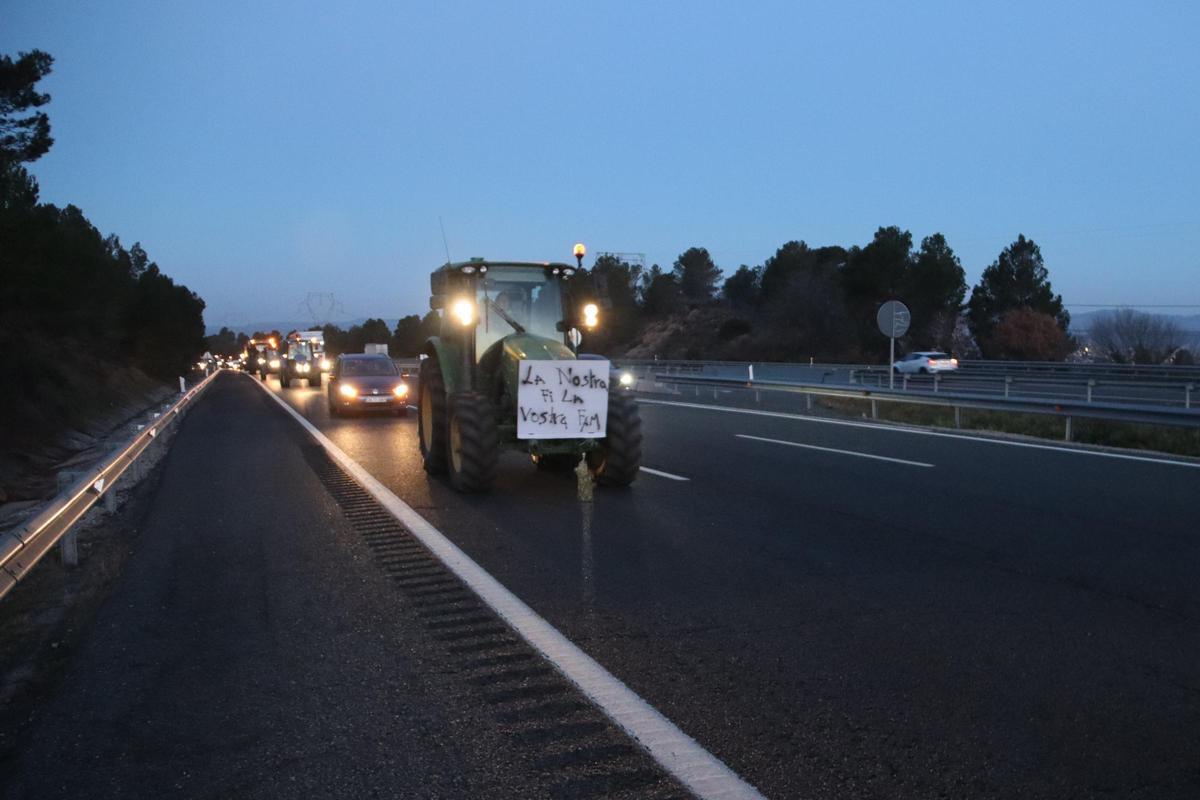 Tractores del Camp de Tarragona salen hacia Barcelona en una marcha lenta por la AP-2