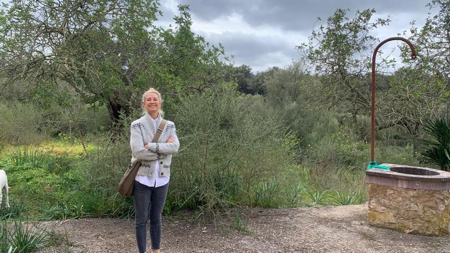 Yvette Nowak auf dem neu erworbenen Finca-Gelände.