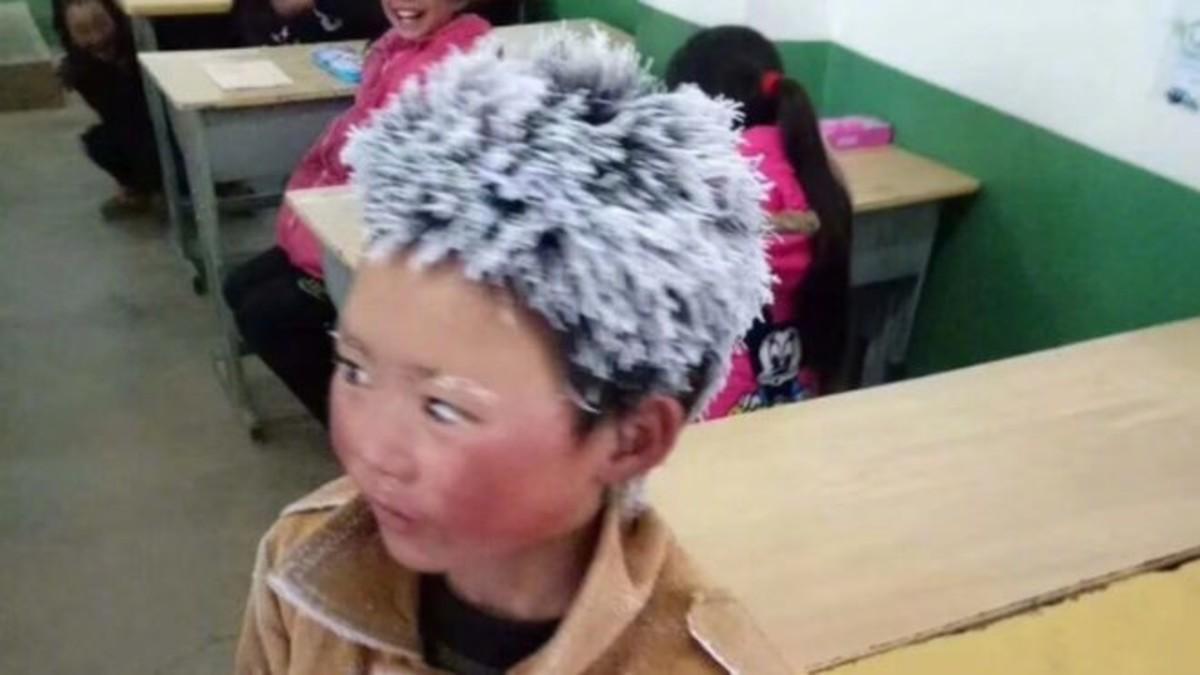 El Pequeño Wang, con el pelo congelado, en su colegio.