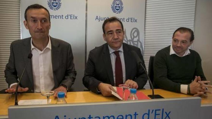 Manuel Illueca, en el centro, junto al alcalde de Elche, Carlos González, y el edil de Deportes.