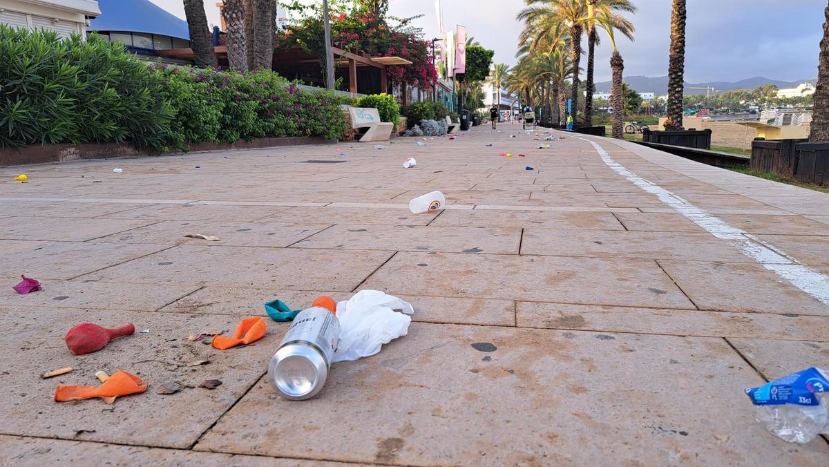 Galería de imágenes de la suciedad en el la playa de s'Arenal de Sant Antoni a primera hora de la mañana Galería de imágenes de la suciedad en el la playa de s'Arenal de Sant Antoni a primera hora de la mañana
