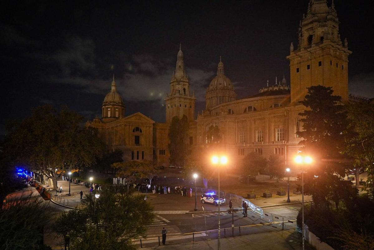Los fans seleccionados de Rosalía esperan horas para el listening party en el MNAC, Barcelona