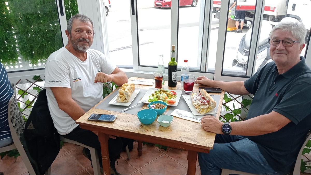 Dos clientes, a punto de degustar el "esmorzar" del Bar Carol de la playa de Xeraco