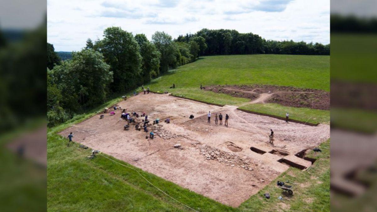 Los fragmentos de cristal de roca se encontraron en un sitio ceremonial en Dorstone Hill, en el oeste de Inglaterra, que se habría construido hace aproximadamente 6.000 años.