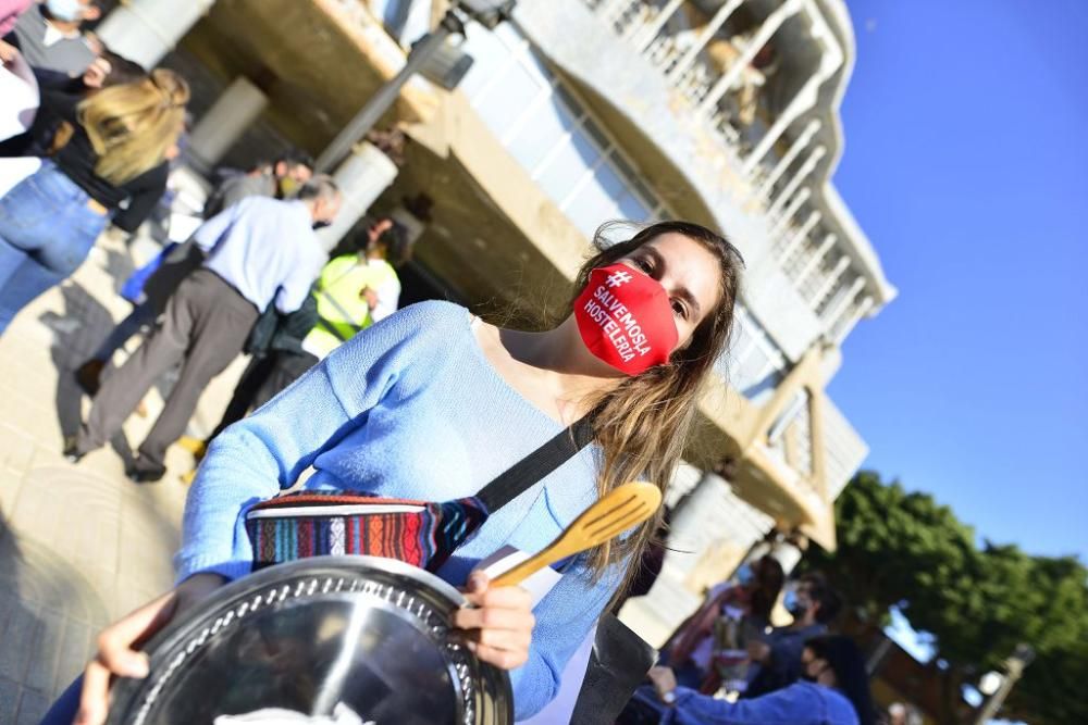 Los hosteleros protestan en las calles de Cartagena sin el apoyo de su patronal