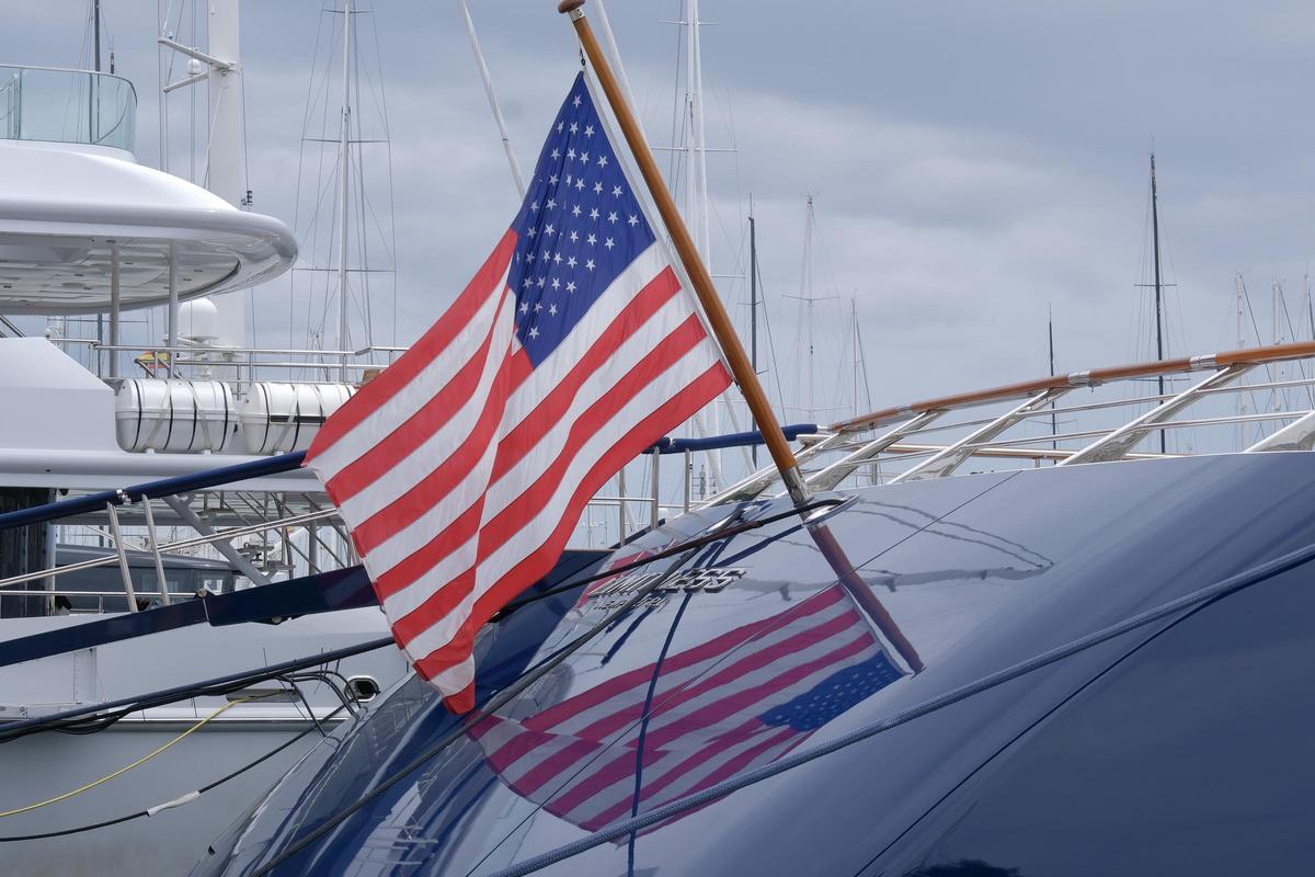 Detalle de la popa del yate Limitless, con la bandera estadounidense