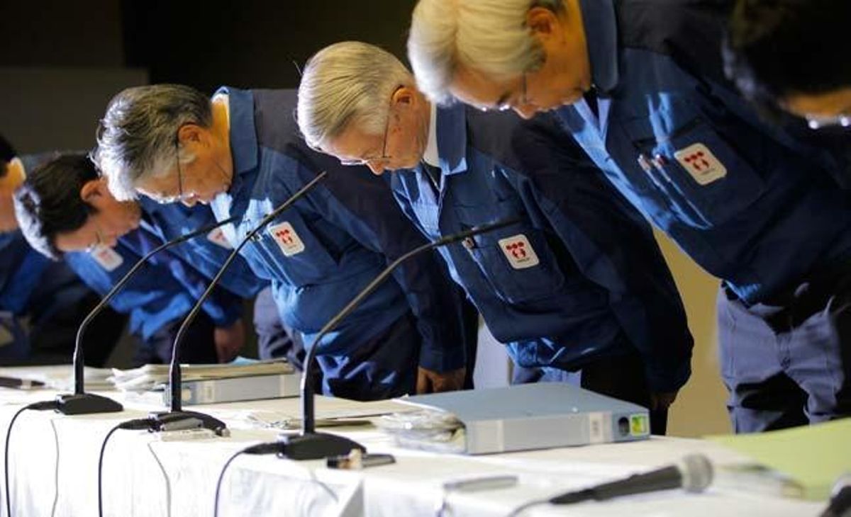 Directius de TEPCO, empresa responsable de la central de Fukushima, s’inclinen davant la premsa a la seu de la companyia a Tòquio, Japó.