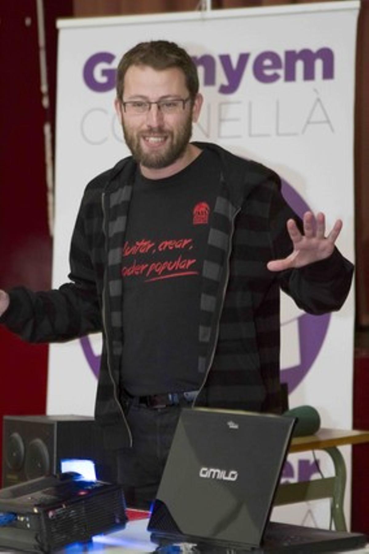 El candidat de Cornellà en comú-Crida per Cornellà, Vidal Aragonès, durant l’assemblea de divendres passat. El candidat de Cornellà en comú-Crida per Cornellà, Vidal Aragonès, durant l’assemblea de divendres passat.