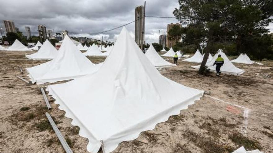 Parte de las 80 carpas contratadas por las peñas para la Acampada, a las que hoy se sumarán las que montan los propios festeros.