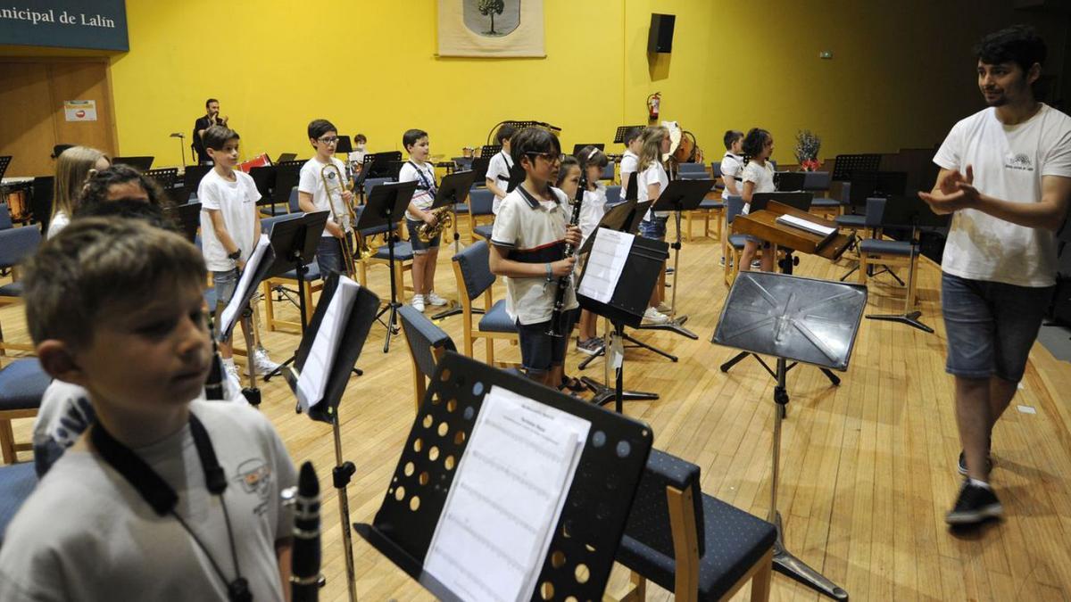 Romaría social de la Banda de Lalín. La Banda de Lalín congregó ayer a cerca de 160 personas en la explanada del auditorio con motivo de la séptima edición de su Romaría do Socio. Actuaron las formaciones infantil (imagen) y juvenil, Habana Feeling protagonizó la sesión vermú y, tras la comida, el baile con DJ Pacheco.