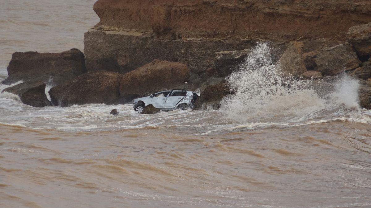 Imagen del coche que cayó al mar en Vinaròs arrastrado por las fuertes tormentas.