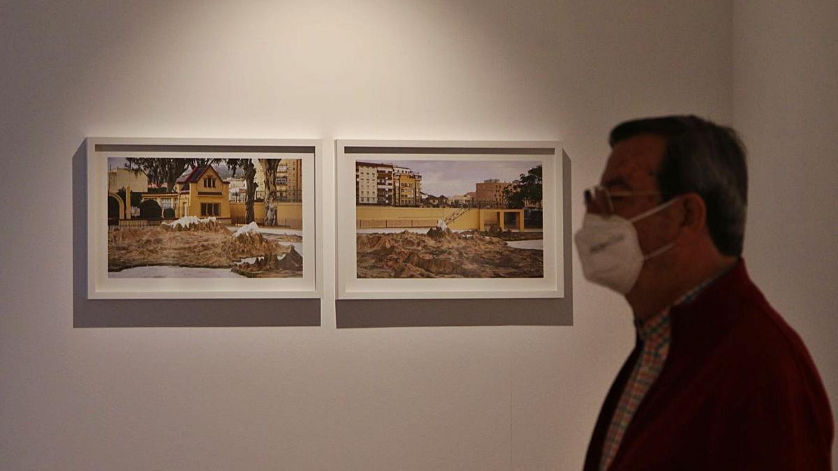 Un visitante observa las fotografías de Miguel Moreno.