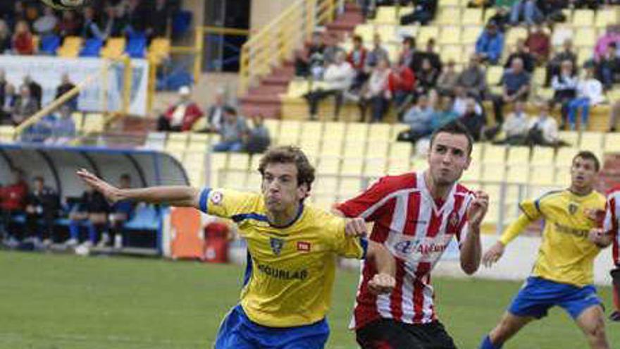 Mario Arques pugna un balón durante un partido.