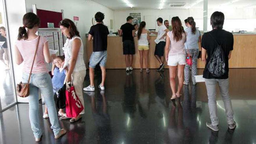 Personas guardando cola en el mostrador de la Escuela Oficial de Idiomas de Elche