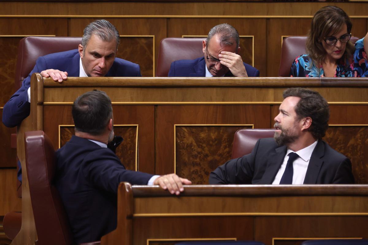Archivo- Abascal se dirige a Ortega Smith en el Congreso.