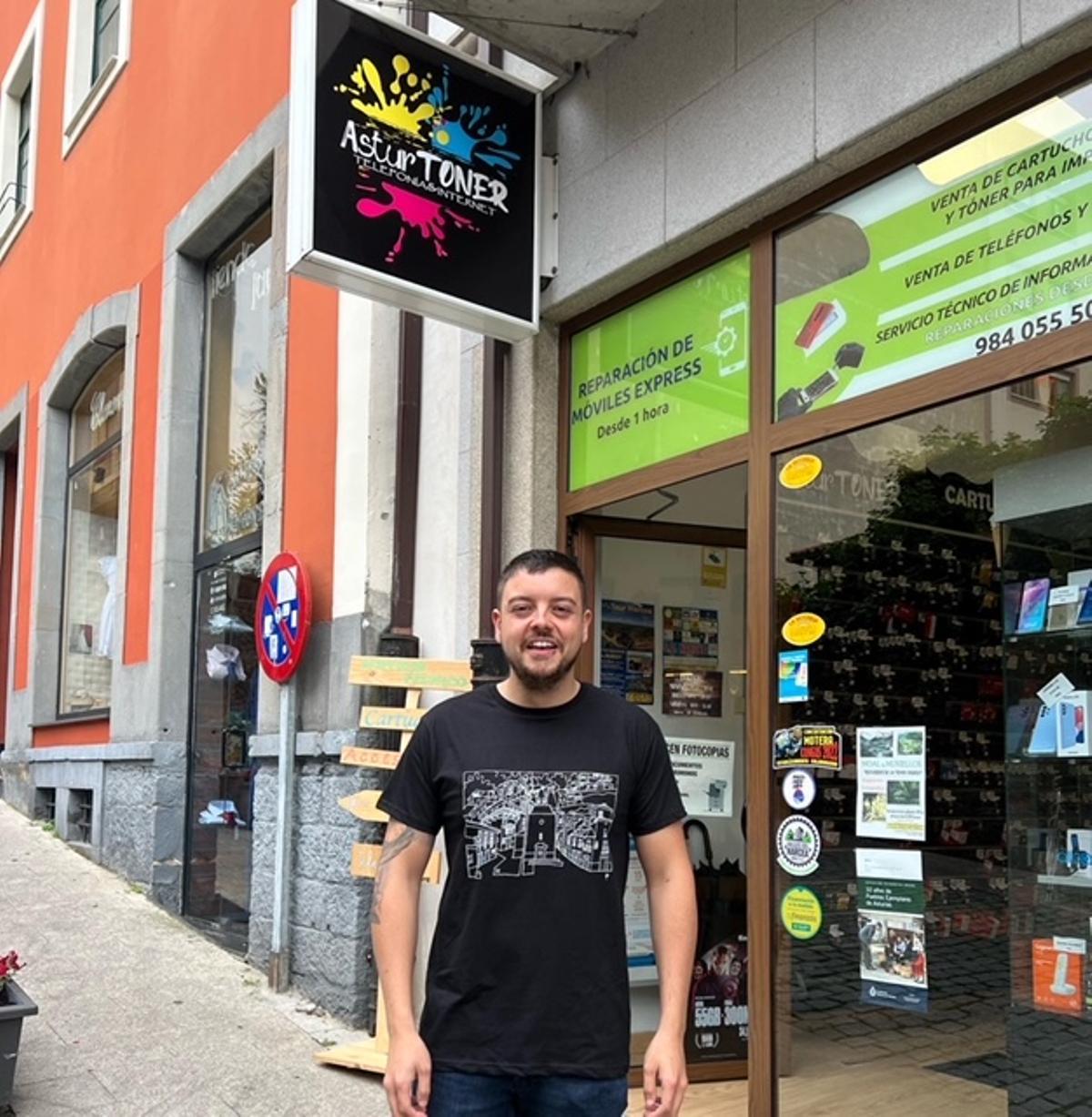 Responsable de Asturtoner en el exterior de su negocio.