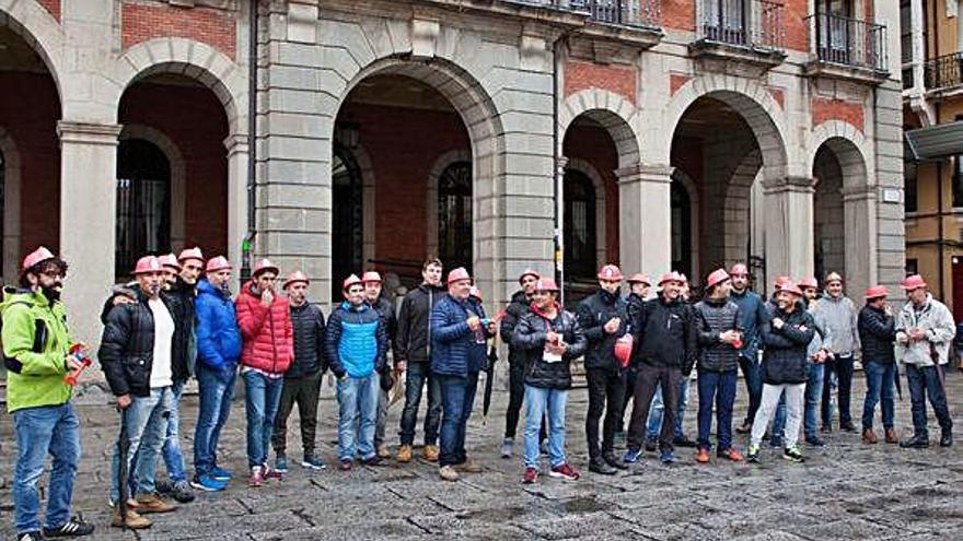 Bomberos se manifiestan frente al Ayuntamiento de Zamora.