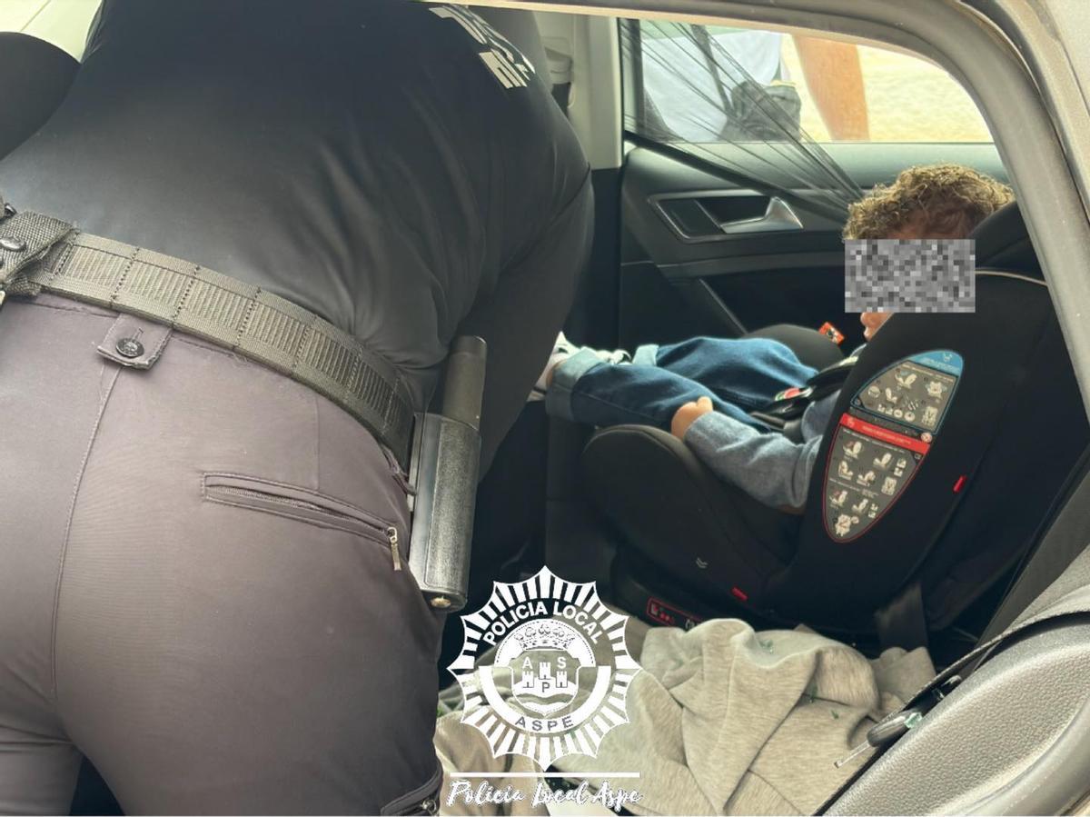 El menor rescatado en el interior del vehículo.