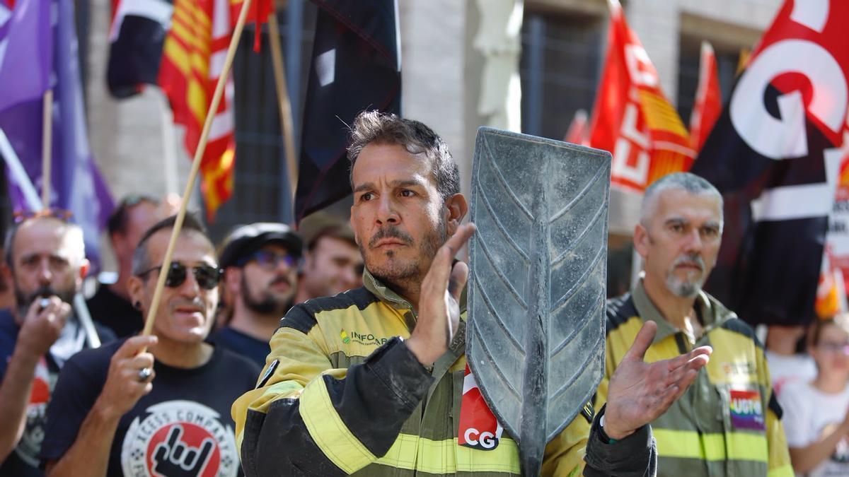 Protesta de los bomberos forestales en Aragón.