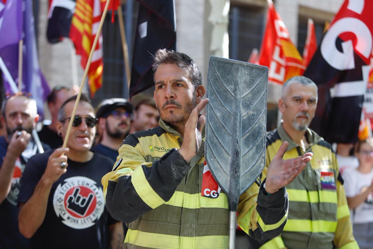 Protesta de los bomberos forestales en Aragón.