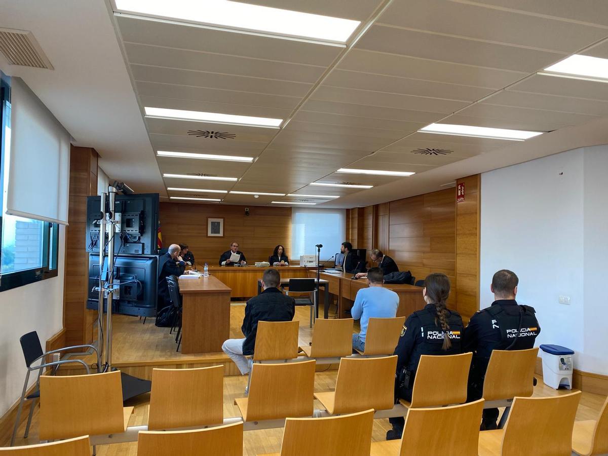 Los dos acusados en este proceso, durante la vista oral este miércoles en la Audiencia Provincial de Castellón.