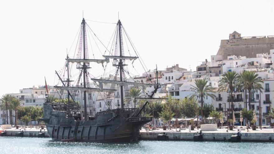 El galeón ‘Andalucía’ en el muelle de Ibiza.