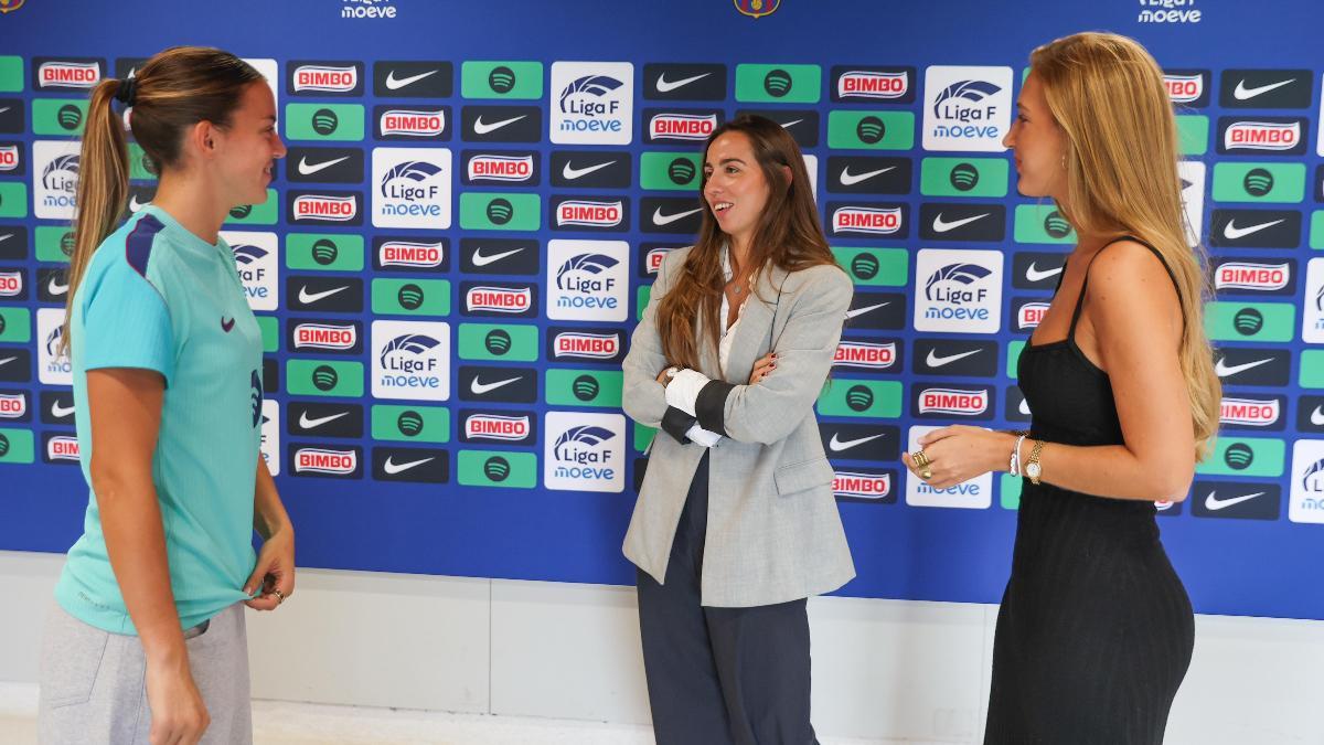 Clara Serrajordi con Iulene Servent, subdirectora de SPORT, y Maria Tikas, redactora