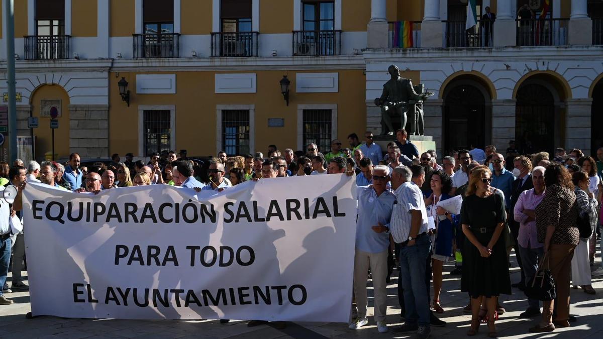 Trabajadores municipales ante el Ayuntamiento de Badajoz para exigir la equiparación salarial para todos los funcionarios.
