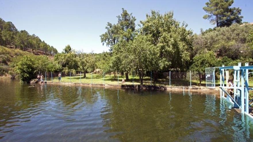 El menor accidentado en una piscina de Valverde del Fresno es trasladado a Badajoz