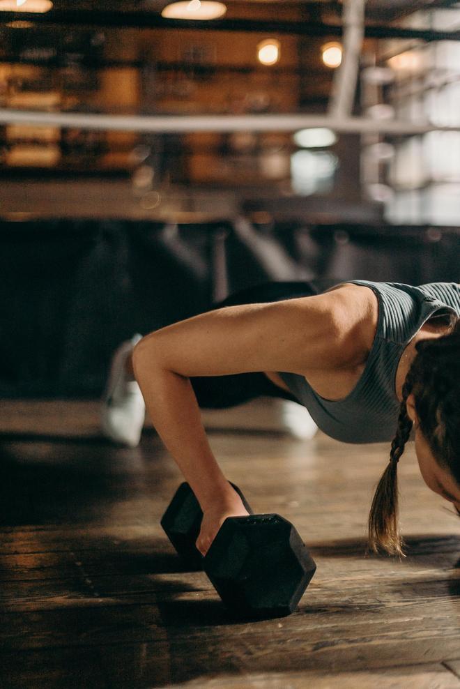 Flexiones de brazos con pesa