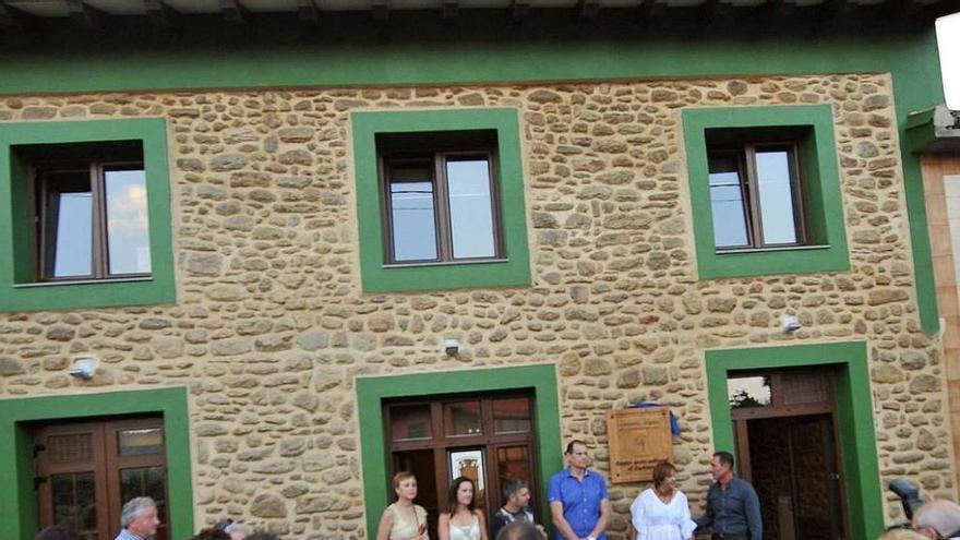 Asistentes a la inauguración del centro social de El Carbayu.