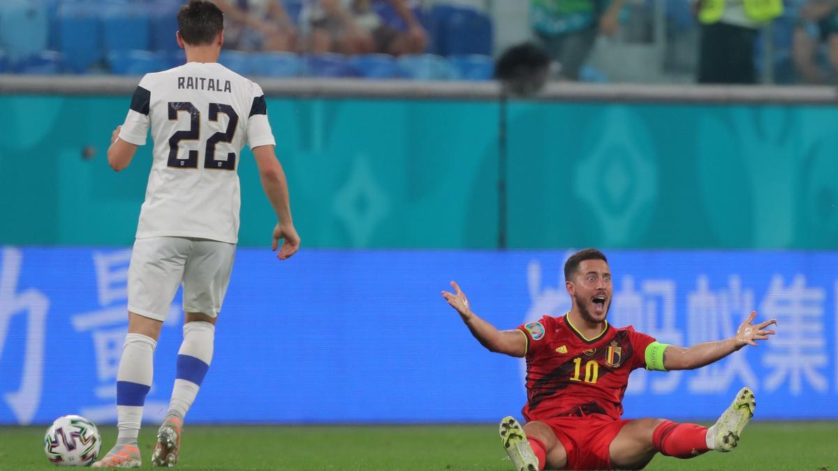 Hazard reclama al árbitro una falta en el Bélgica-Finlandia.