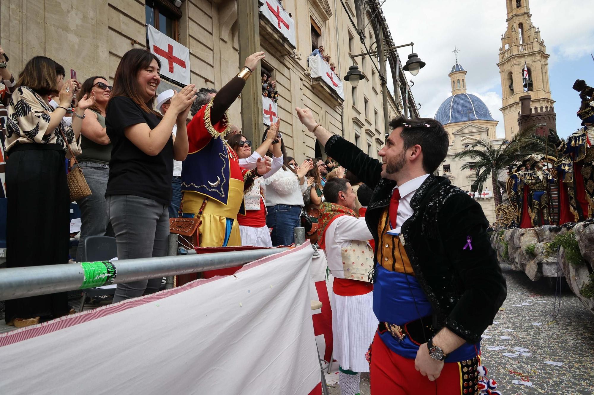 Alcoy se entrega al espectáculo de las tropas cristianas