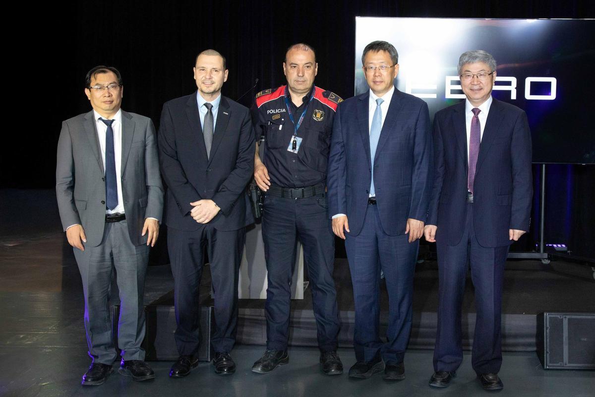 En la foto, por orden de izquierda a derecha: Zhang Guibing, presidente de Chery internacional; Rafael Ruiz, presidente de Ebro EV Motors; Josep Saumell, Subjefe de la Comisaría Superior Técnica de Mossos d’Esquadra; Ning Bo, Secretario de Comité Municipal de Wuhu; y Yin Tongyue, presidente del grupo Chery