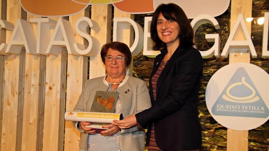 María Munín, de Mel O Testeiro, recoge un premio en la edición de 2016 de la Cata dos Meles.