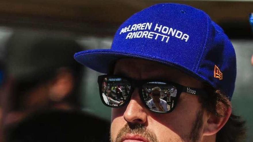 El español Alonso, en los boxes de Indianápolis.