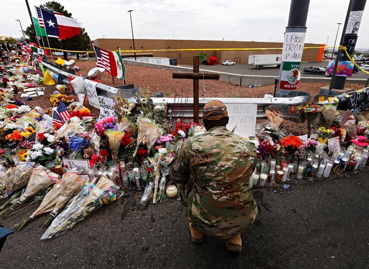 El Paso  United States   06 08 2019 - A member of the military kneels down to lay flowers at the make shift memorial after the mass shooting that happened at a Walmart in El Paso  Texas  06 August 2019  Twenty two people were killed and 26 injured during a mass shooting at the Walmart on 03 August 2019  Prosecutors said they will seek the death penalty against Patrick Crusius  a 21-year-old man  accused of the mass shooting   Estados Unidos  EFE EPA LARRY W  SMITH