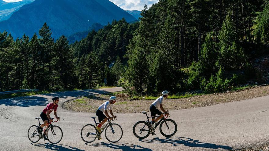 Ciclistes pujant per la carretera de Vallter 2000 al Ripollès