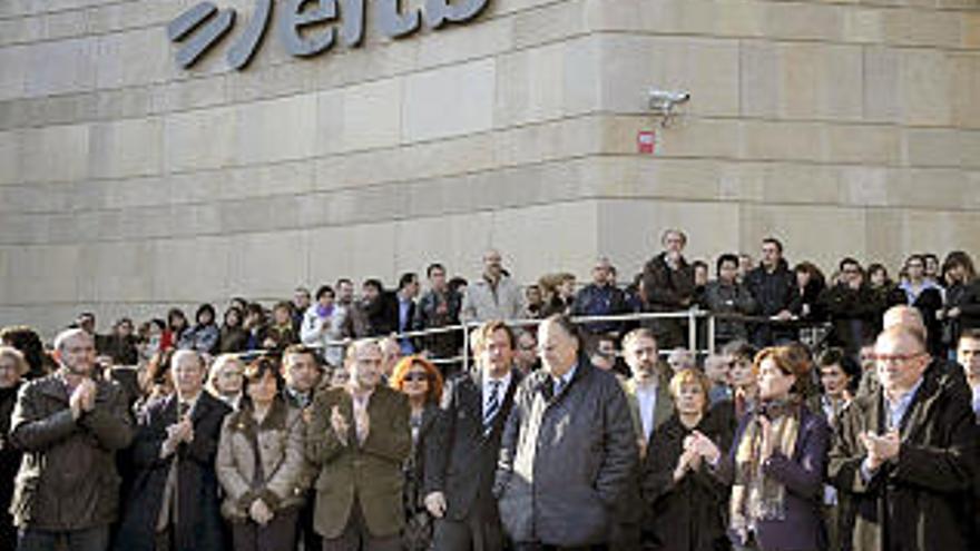 Nombrosos periodistes i polítics van participar en la concentració.