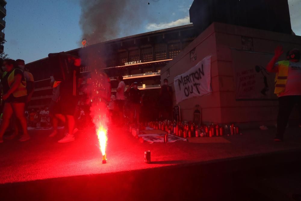 Protesta de los aficionados del Valencia CF contra de Meriton y Peter Lim