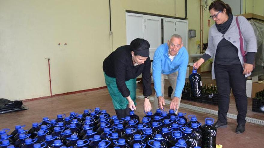 La almazara de Agüimes reparte 4.000 litros de aceite a agricultores
