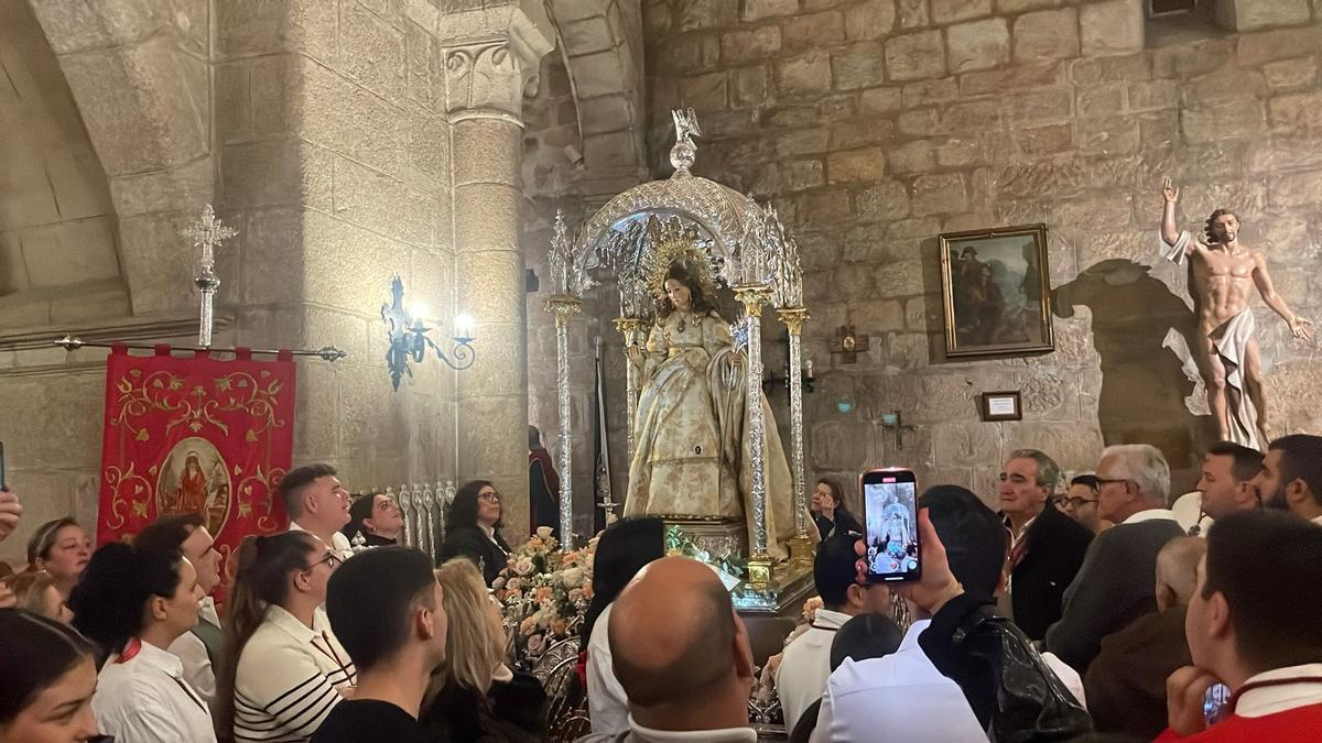 El paso de la mártir Santa Eulalia, ayer, en la basílica.