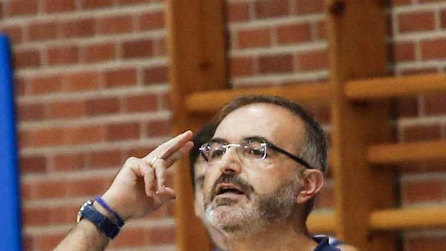 Moncho López, dando instrucciones en el partido de ayer entre el Unión Financiera y el Oporto en Pumarín.