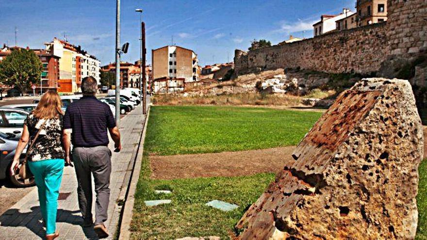 Aspecto que presenta uno de los monolitos de la avenida de la Feria cuya placa ha sido sustraída.