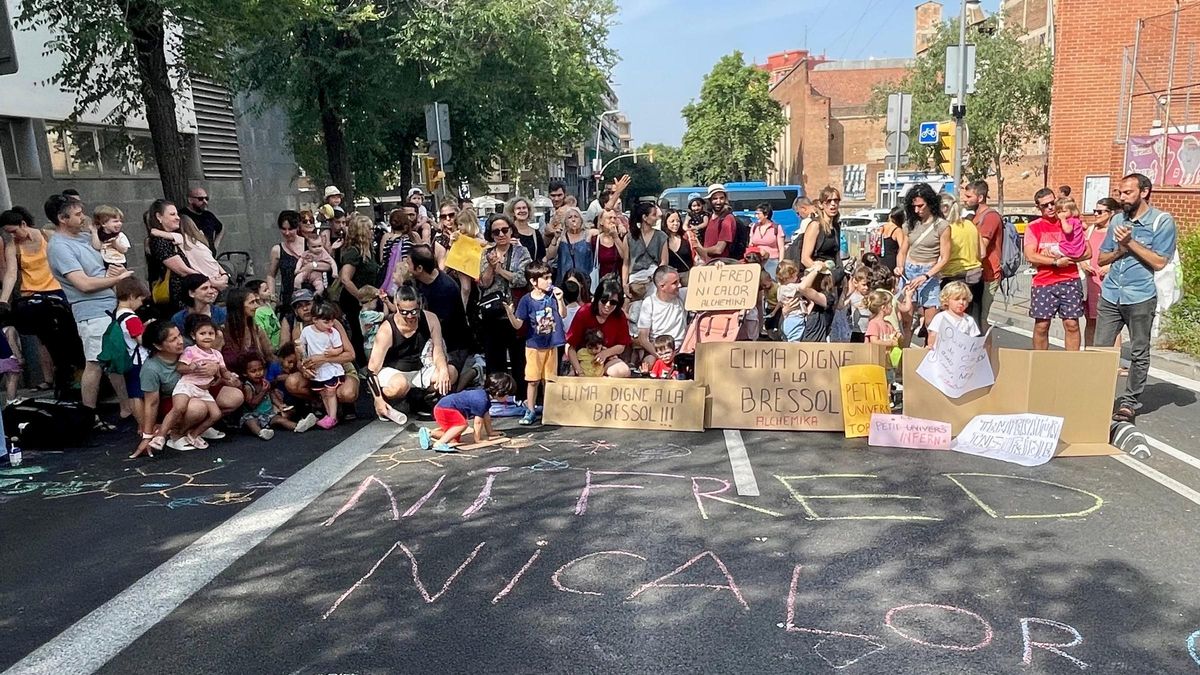 Familias de la guardería Alchemika durante el corte de tráfico delante de la escuela por la avería del aire acondicionado, en Barcelona.